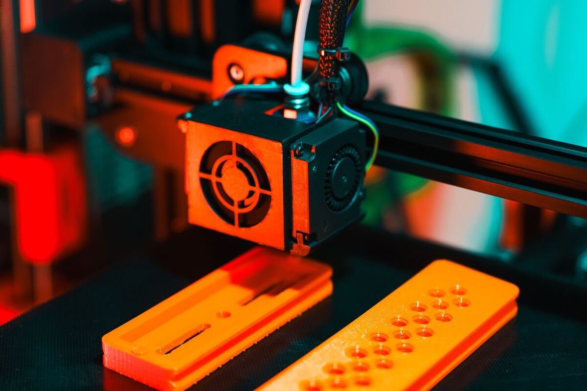 3D printer producing a plastic prototype part